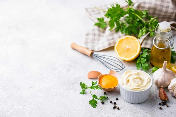 Wie bereitet man eine würzige kubanische Mojo-Sauce mit Orange und Koriander zu?