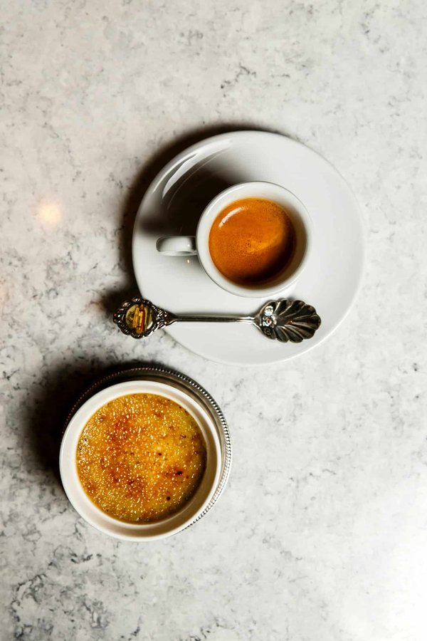 Wie macht man einen traditionellen Wiener Apfelstrudel mit Vanillesoße?